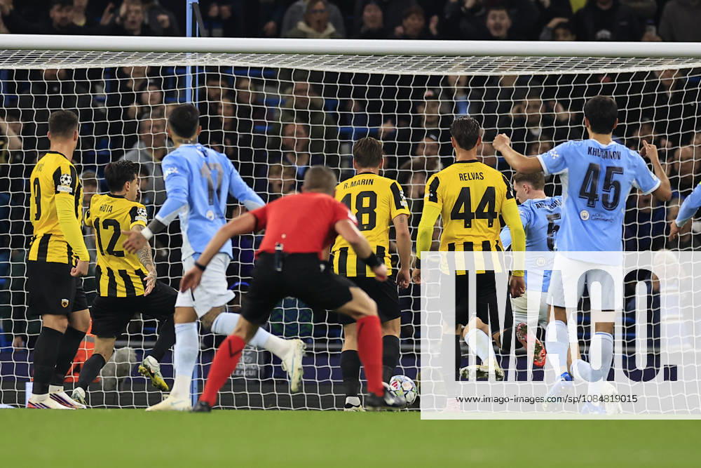 Manchester City v AEK Athens, Champions League GOAL. Elliot Anderson (5) of Manchester City pounces on a free kick rebound to score to make it 1-0 during the Champions League match between Manchester City and AEK Athens at the Etihad Stadium, Manchester, UK on 20 October 2026. Manchester Etihad Stadium Manchester UK Editorial use only ,