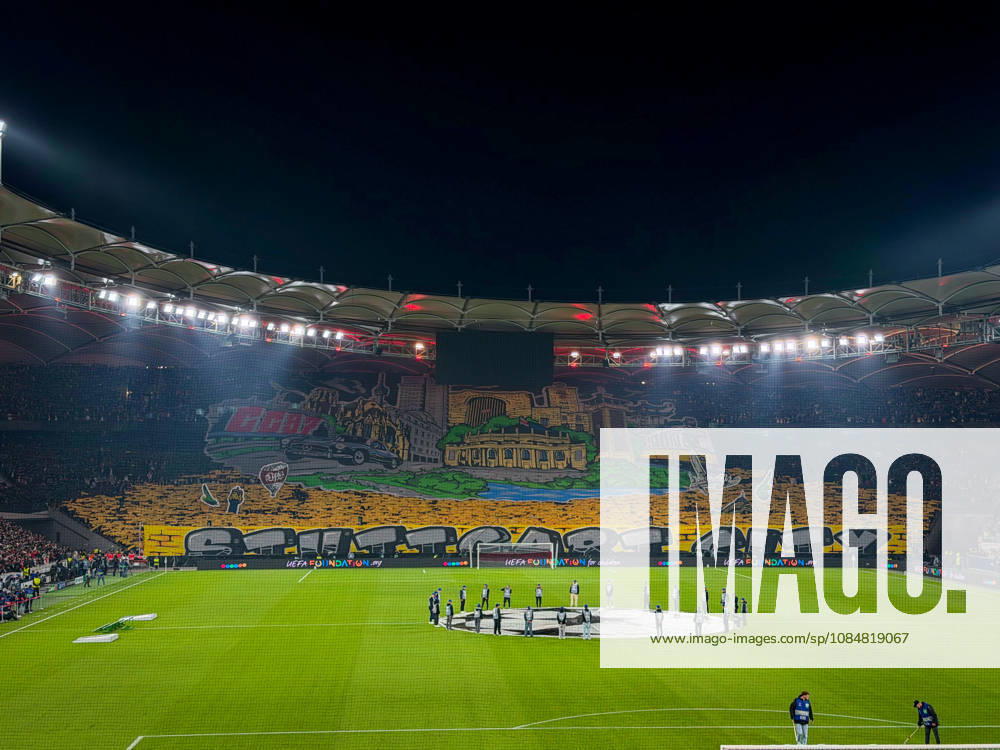 Deutschland, Fussball, UEFA Champions League 2026 - 2027, 3. Spieltag, VfB Stuttgart vs Atletico Madrid, 20.10.2026, Stuttgart Arena (Stuttgart): Innenansicht, Totale des beleuchteten Fussballstadions aus der Hintertorperspektive vor Spielbeginn. Grosse Fanchoreographie der VfB-Anhaenger in der Cannstatter Kurve, volle Tribuenen, Zuschauer, Fans, Flutlicht, Stadiondach, Spielfeld, Mittelkreis, Champions-League-Hymne, Einlaufzeremonie, Fanblock, Stimmung, Heimspiel, UEFA, Koenigsklasse, Werbung, Sponsoren.