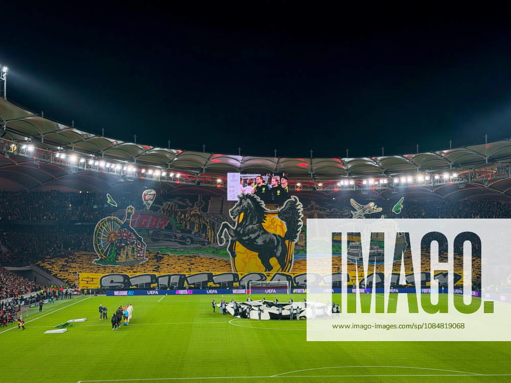 Deutschland, Fussball, UEFA Champions League 2026 - 2027, 3. Spieltag, VfB Stuttgart vs Atletico Madrid, 20.10.2026, Stuttgart Arena (Stuttgart): Innenansicht, Totale des beleuchteten Fussballstadions aus der Hintertorperspektive vor Spielbeginn. Grosse Fanchoreographie der VfB-Anhaenger in der Cannstatter Kurve, volle Tribuenen, Zuschauer, Fans, Flutlicht, Stadiondach, Spielfeld, Mittelkreis, Champions-League-Hymne, Einlaufzeremonie, Fanblock, Stimmung, Heimspiel, UEFA, Koenigsklasse, Werbung, Sponsoren.