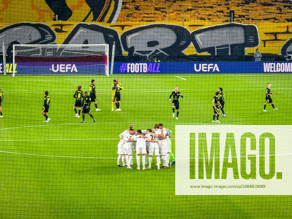 Deutschland, Fussball, UEFA Champions League 2026 2027, 3. Spieltag, VfB Stuttgart vs. Atletico Madrid, 20.10.2026, Stuttgart Arena (Stuttgart): Mannschaftskreis des VfB Stuttgart vor dem Spiel, Spieler von Atletico Madrid im Hintergrund. Sportstätte, Innenansicht, Totale, Hintertorperspektive, Mannschaft, Teamgeist, Motivation, Spielvorbereitung, Fussball, Spielfeld, Tornetz, Fanchoreographie, Cannstatter Kurve, Fans, UEFA, Bandenwerbung, Flutlicht, Champions League.
