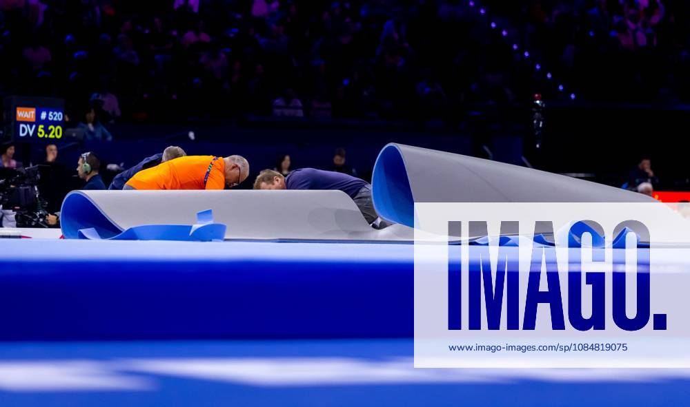 ROTTERDAM - Problems with the floor during the men s team final at the World Gymnastics Championships in Rotterdam Ahoy. IRIS VAN DEN BROEK ANP ANPxSportx IVx 573091074 originalFilename: 573091074