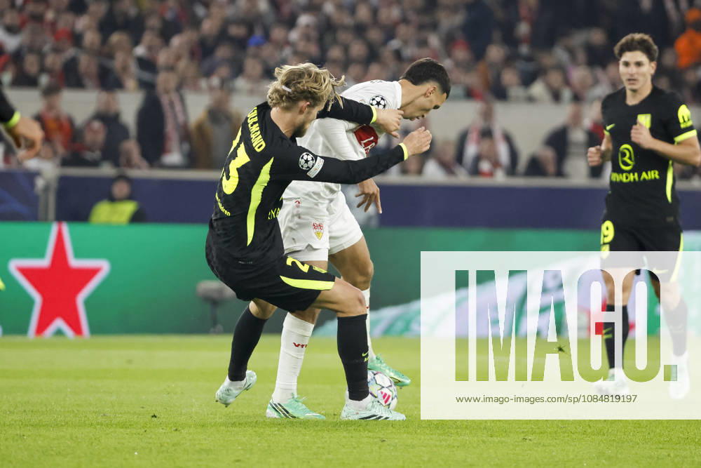 Morten Hjulmand (Atletico Madrid, 23) und Bilal El Khannouss (VfB Stuttgart, 11) im Zweikampf , Deutschland, Fussball, UEFA Champions League, 3. Spieltag, 2026 2027, VfB Stuttgart vs. Atletico Madrid, 20.10.2026, Stuttgart Arena Stuttgart Deutschland