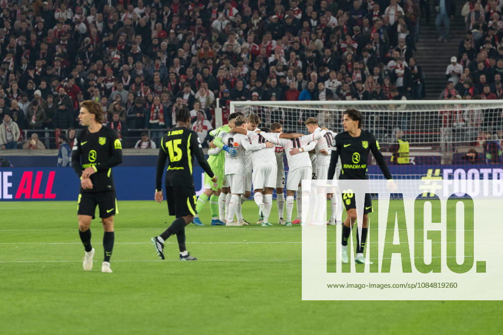 Fussball UEFA Champions League, VfB Stuttgart - Atletico Madrid, v.l. Teamkreis VfB Stuttgart Stuttgart
