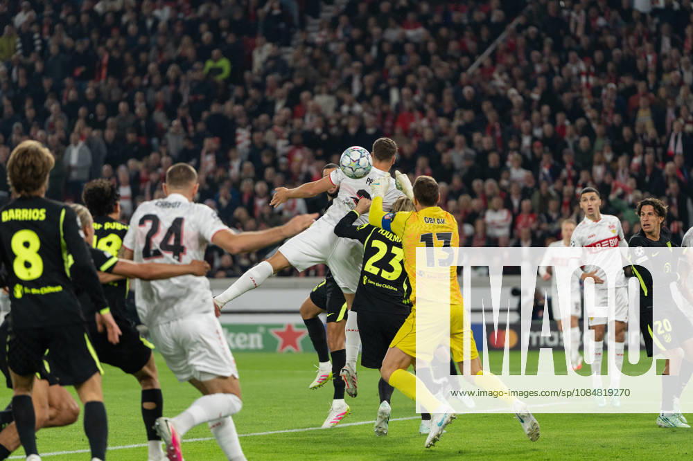 Fussball UEFA Champions League, VfB Stuttgart - Atletico Madrid, v.l. Kopfballduell Grischa Prömel (21, VfB Stuttgart) gegen Morten Hjulmand (23, Atlà tico Madrid) und Jan Oblak (13, Atlà tico Madrid) Stuttgart