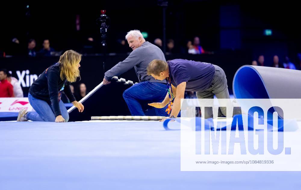 ROTTERDAM - Problems with the floor during the men s team final at the World Gymnastics Championships in Rotterdam Ahoy. IRIS VAN DEN BROEK ANP ANPxSportx IVx 573091467 originalFilename: 573091467