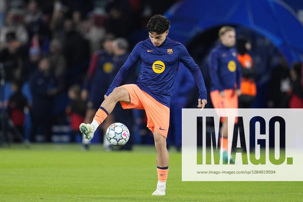 Xavi Espart of FC Barcelona, Barca warms up during the UEFA Champions League 2026 27 League Phase MD3 match between Paris Saint-Germain and FC Barcelona at Parc des Princes on Octuber 20, 2026, in Paris, France. Paris France - ZUMAa181 20261020_zaa_a181_052