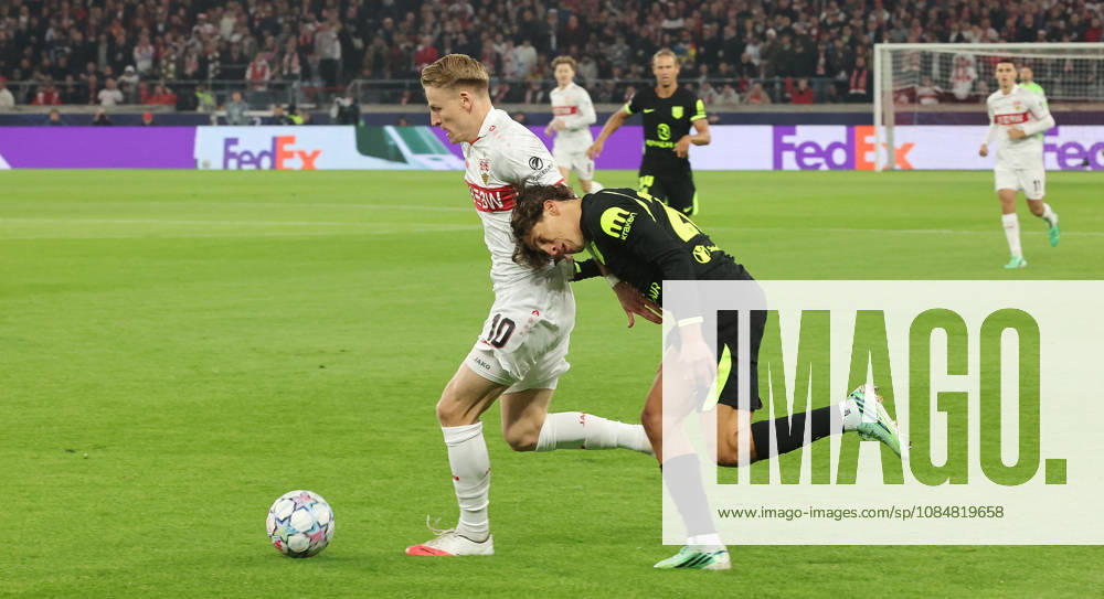 Stuttgart , Fußball UEFA Champions League VfB Stuttgart vs. Atletico Madrid , von links: Chris Führich ( VfB ) Giuliano Simeone ( Madrid )