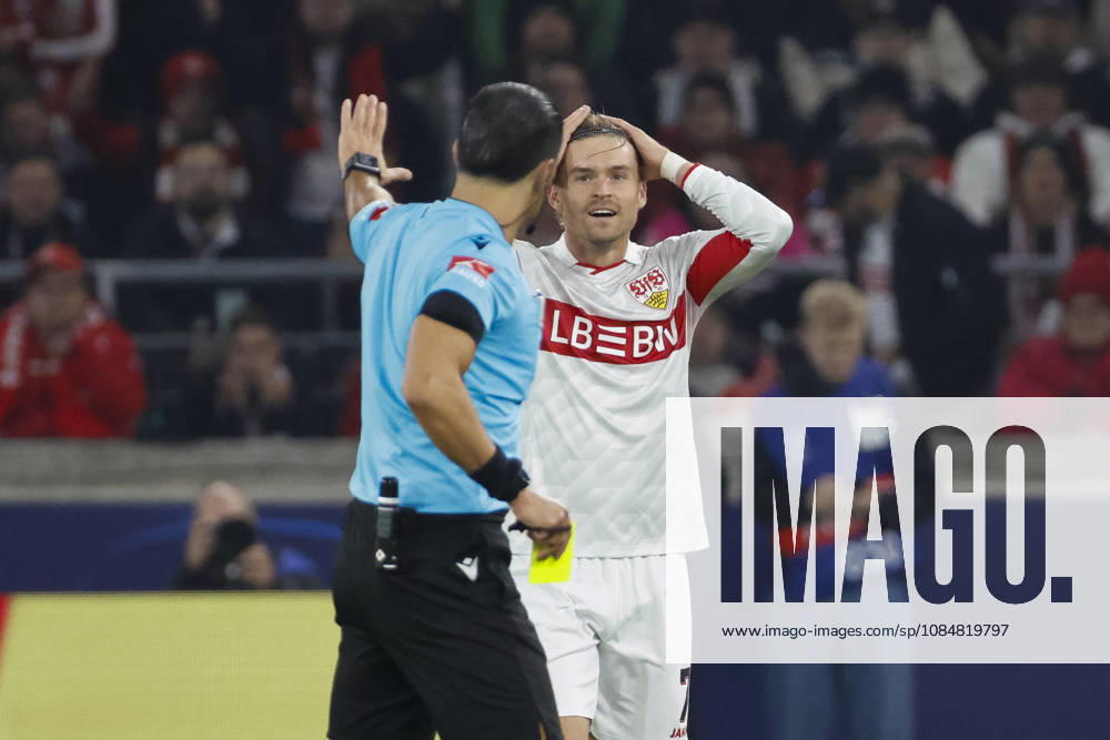 Maximilian Mittelstädt, Mittelstadt (VfB Stuttgart, 07) bekommt die gelbe Karte von Schiedsrichter Serdar Gözübüyük (NED) , Deutschland, Fussball, UEFA Champions League, 3. Spieltag, 2026 2027, VfB Stuttgart vs. Atletico Madrid, 20.10.2026, Stuttgart Arena Stuttgart Deutschland