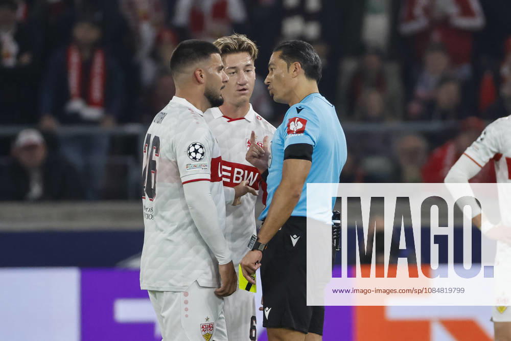 Deniz Undav (VfB Stuttgart, 26), Angelo Stiller (VfB Stuttgart, 06) und Schiedsrichter Serdar Gözübüyük (NED) im Dialog, im Gespräch, im Austausch, in Kommunikation , Deutschland, Fussball, UEFA Champions League, 3. Spieltag, 2026 2027, VfB Stuttgart vs. Atletico Madrid, 20.10.2026, Stuttgart Arena Stuttgart Deutschland
