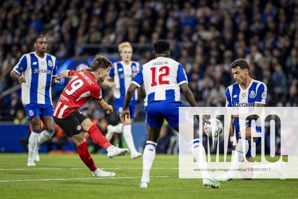 PORTO - (lr) Esmir Bajraktarevic of PSV Eindhoven shoots at goal, Zaidu Sanusi of FC Porto and Jakub Kiwior of FC Porto during the UEFA Champions League match between FC Porto and PSV Eindhoven at the Estadio Do Dragao, on 20 October 2026 in Porto, Portugal. MORITZ MUELLER ANP ANPxSportx IVx 573093270 originalFilename: 573093270