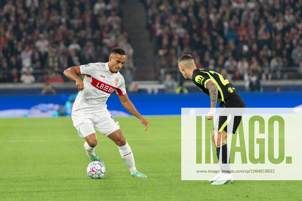 Fussball UEFA Champions League, VfB Stuttgart - Atletico Madrid, v.l. Dribbling Jamie Leweling (18, VfB Stuttgart) gegen Alejandro Grimaldo (22, Atlà tico Madrid) Stuttgart