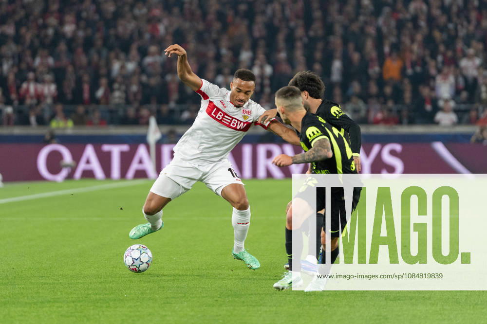 Fussball UEFA Champions League, VfB Stuttgart - Atletico Madrid, v.l. Dribbling Jamie Leweling (18, VfB Stuttgart) gegen Alejandro Grimaldo (22, AtlÃ tico Madrid) Stuttgart