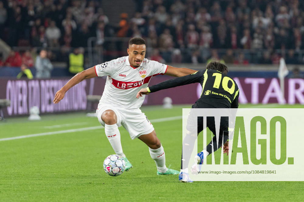 Fussball UEFA Champions League, VfB Stuttgart - Atletico Madrid, v.l. Dribbling Jamie Leweling (18, VfB Stuttgart) gegen Ãlex Baena (10, AtlÃ tico Madrid) Stuttgart