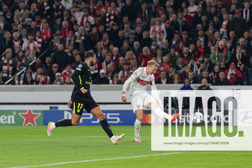 Fussball UEFA Champions League, VfB Stuttgart - Atletico Madrid, v.l. Schuss von Chris Führich (10, VfB Stuttgart) gegen David Hancko (17, AtlÃ tico Madrid) Stuttgart