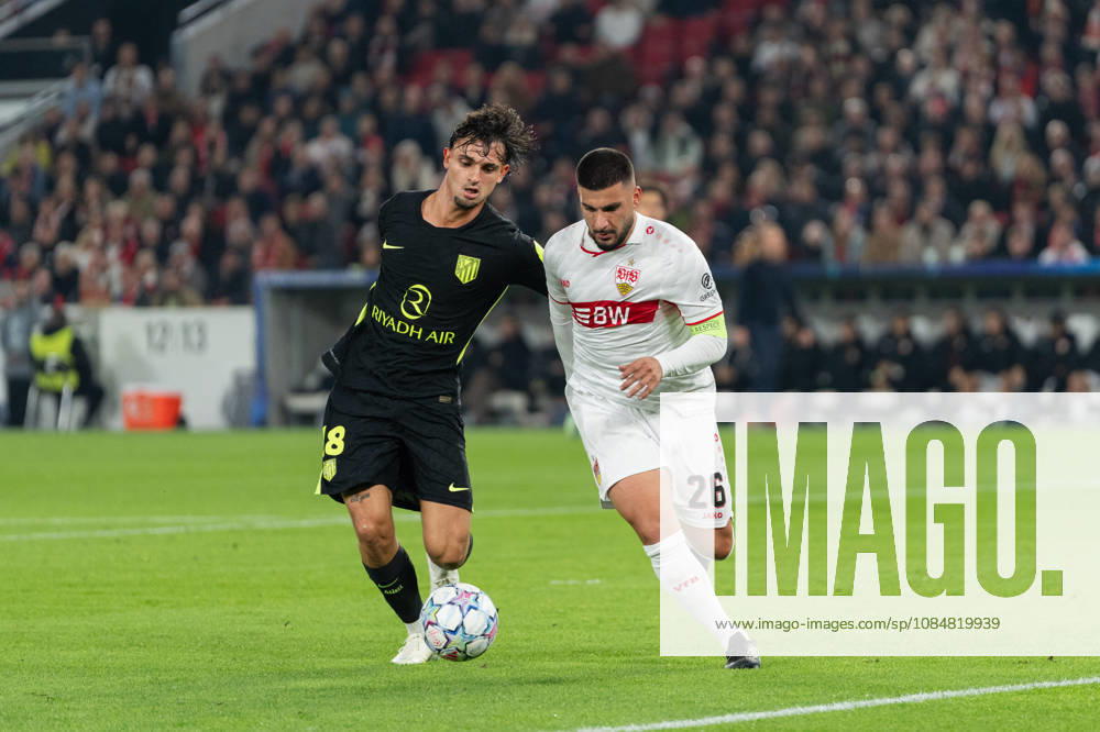 Fussball UEFA Champions League, VfB Stuttgart - Atletico Madrid, v.l. Marc Pubill (18, AtlÃ tico Madrid) im Zweikampf mit Deniz Undav (26, VfB Stuttgart) Stuttgart