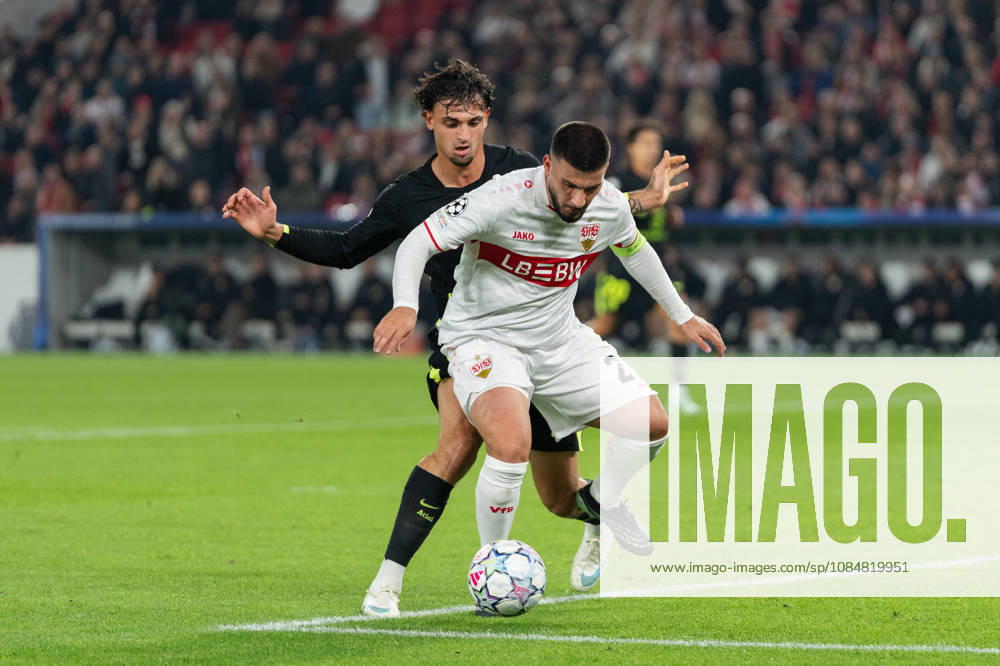Fussball UEFA Champions League, VfB Stuttgart - Atletico Madrid, v.l. Marc Pubill (18, AtlÃ tico Madrid) im Zweikampf mit Deniz Undav (26, VfB Stuttgart) Stuttgart