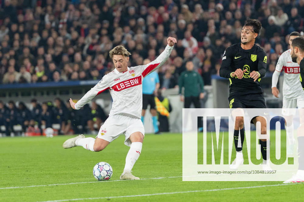 Fussball UEFA Champions League, VfB Stuttgart - Atletico Madrid, v.l. Torschuss von Angelo Stiller (6, VfB Stuttgart) Stuttgart