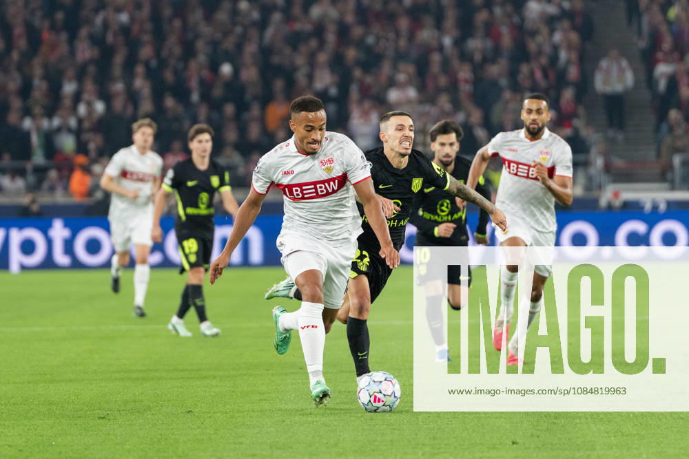 Fussball UEFA Champions League, VfB Stuttgart - Atletico Madrid, v.l. Dribbling von Jamie Leweling (18, VfB Stuttgart) gegen Alejandro Grimaldo (22, AtlÃ tico Madrid) Stuttgart