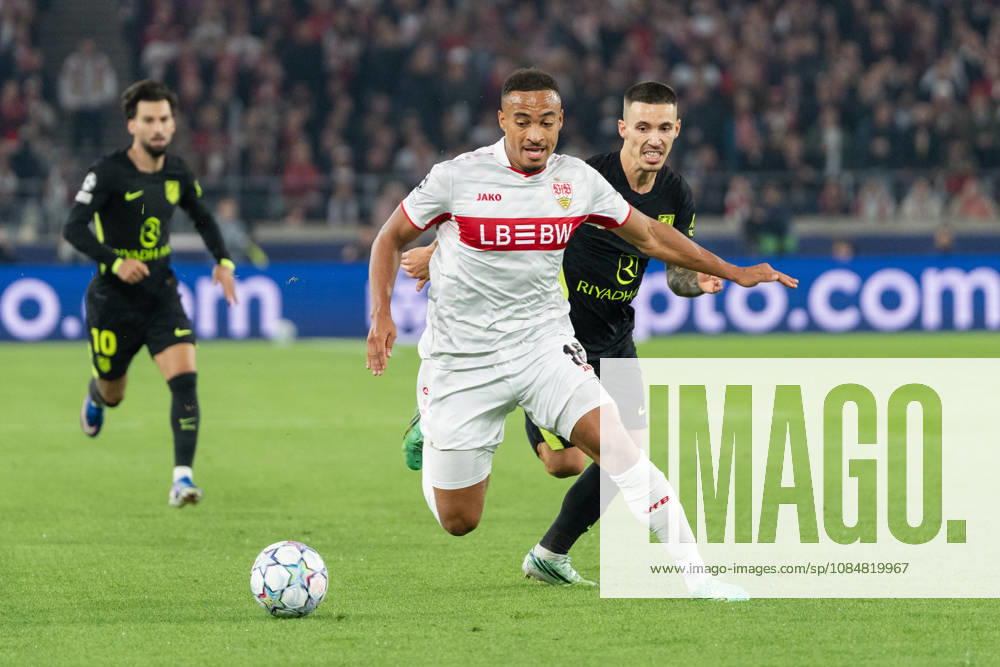 Fussball UEFA Champions League, VfB Stuttgart - Atletico Madrid, v.l. Dribbling von Jamie Leweling (18, VfB Stuttgart) gegen Alejandro Grimaldo (22, AtlÃ tico Madrid) Stuttgart