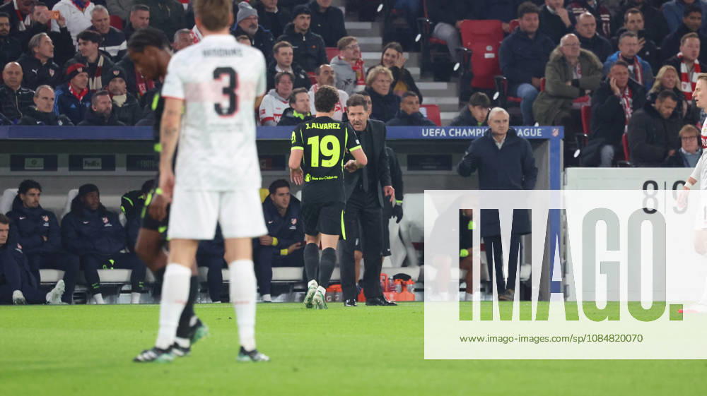 Fussball UEFA Champions League, VfB Stuttgart - Atletico Madrid v.l. Julian Alvarez (AtlÃ tico Madrid) Diego Simeone Trainer (AtlÃ tico Madrid) gibt Anweisungen, gestikuliert, mit den Armen gestikulieren gives instructions, gesticulate Stuttgart