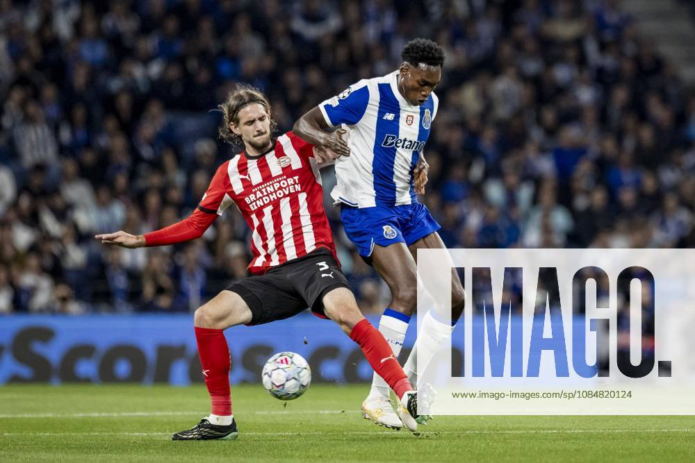 PORTO - (lr) Yarek Gasiorowski of PSV Eindhoven and Samu Aghehowa of FC Porto during the UEFA Champions League match between FC Porto and PSV Eindhoven at the Estadio Do Dragao, on 20 October 2026 in Porto, Portugal. MORITZ MUELLER ANP ANPxSportx IVx 573093551 originalFilename: 573093551