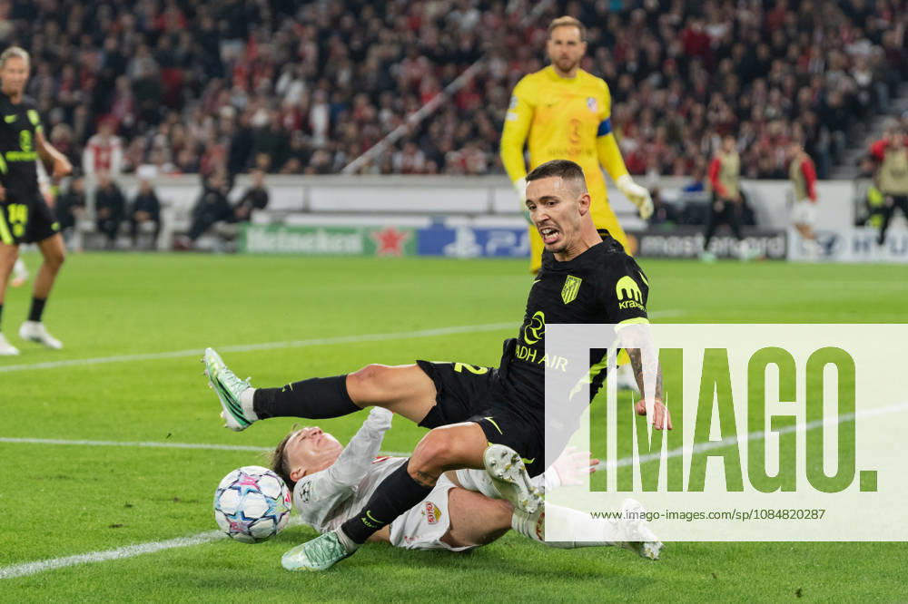 Fussball UEFA Champions League, VfB Stuttgart - Atletico Madrid, v.l. Angelo Stiller (6, VfB Stuttgart) im Zweikampf mit Alejandro Grimaldo (22, Atlà tico Madrid) Stuttgart