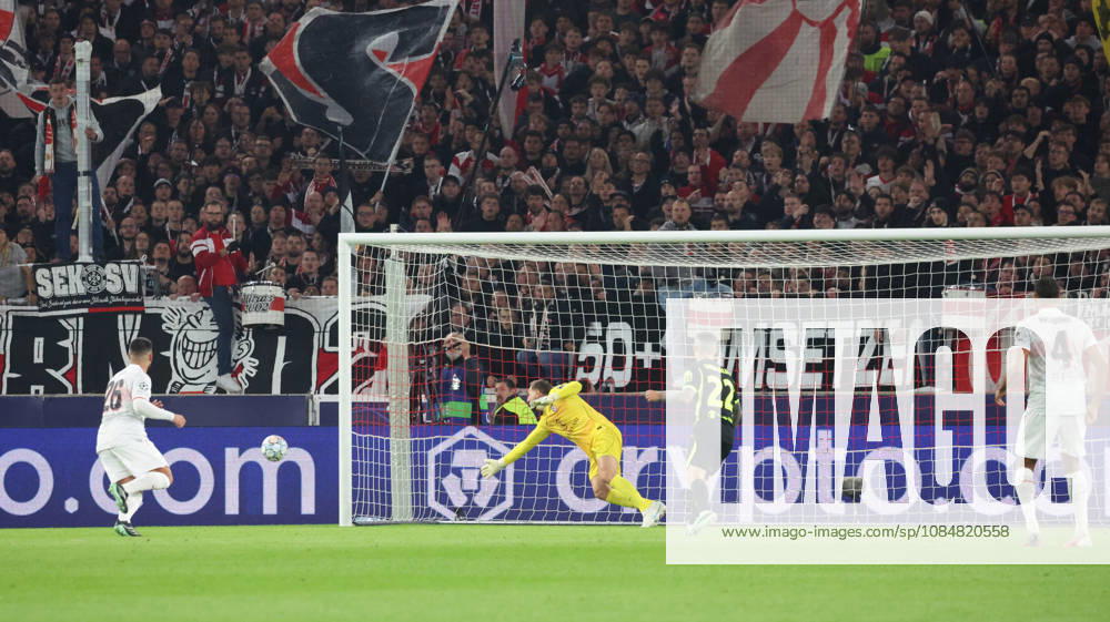 Fussball UEFA Champions League, VfB Stuttgart - Atletico Madrid v.l. Torschuss zum 1:0 durch Jamie Leweling (VfB Stuttgart) Jan Oblak (Atlà tico Madrid) Stuttgart