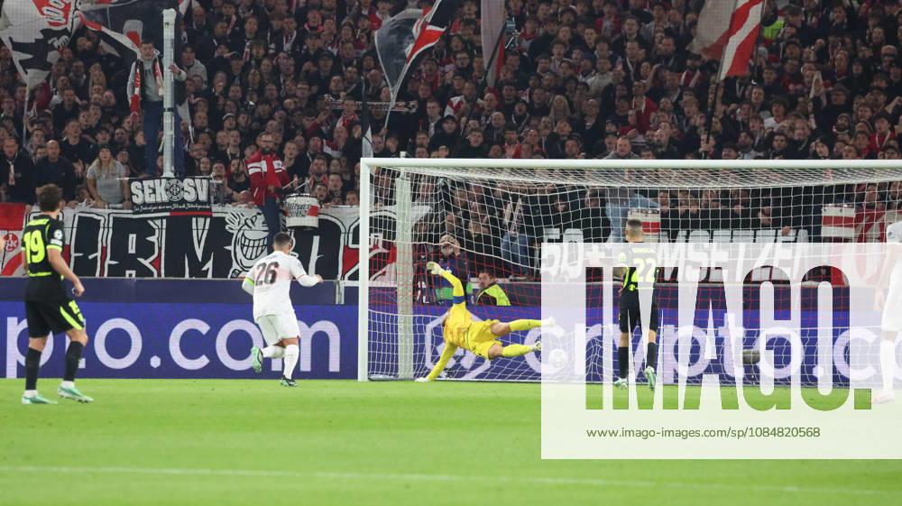 Fussball UEFA Champions League, VfB Stuttgart - Atletico Madrid v.l. Torschuss zum 1:0 durch Jamie Leweling (VfB Stuttgart) Jan Oblak (AtlÃ tico Madrid) Stuttgart
