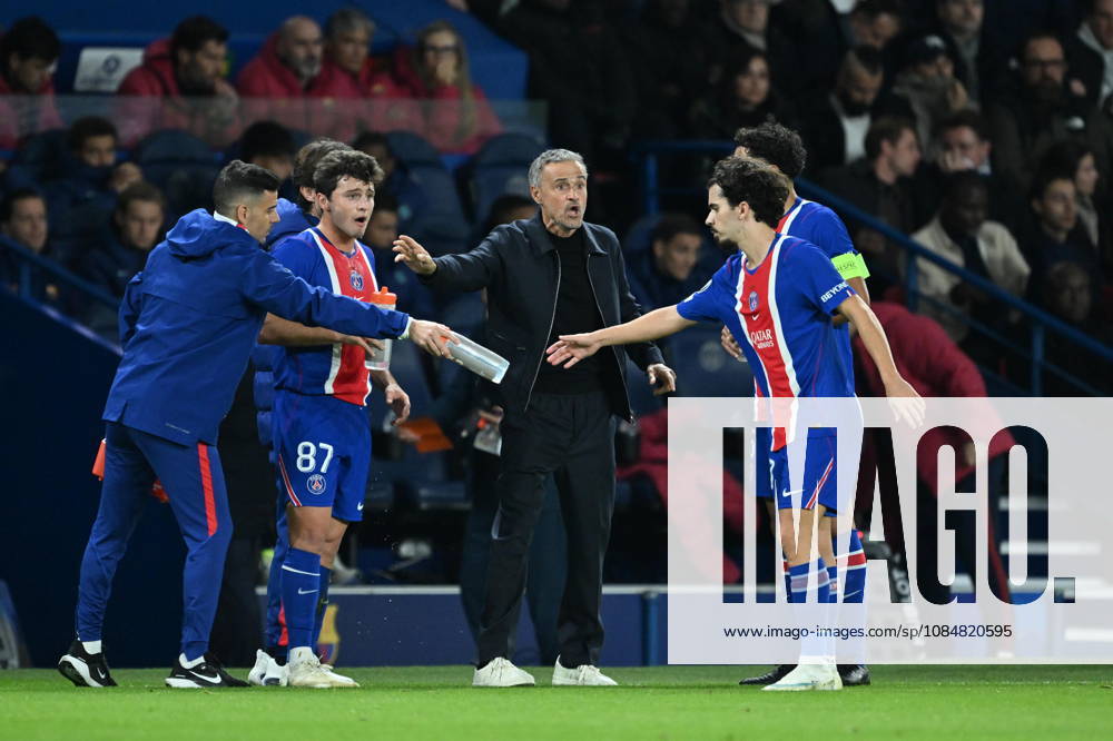 Paris Saint-Germain v Barcelona - UEFA Champions League PARIS, FRANCE - OCTOBER 20: Head Coach of Paris Saint-Germain Luis Enrique gives tactics during UEFA Champions League match between Paris Saint-German and Barcelona at Parc des Princes in Paris, France on October 20, 2026. Mustafa Yalcin Anadolu Paris France. Editorial use only. Please get in touch for any other usage.