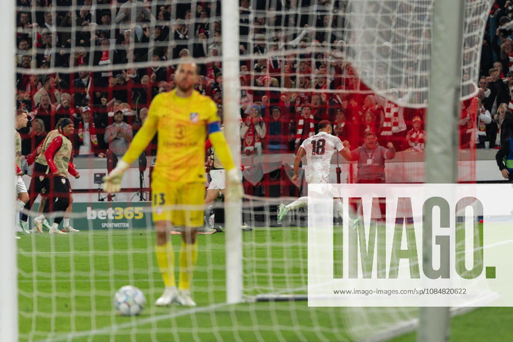 Fussball UEFA Champions League, VfB Stuttgart - Atletico Madrid, v.l. Torjubel von Jamie Leweling (18, VfB Stuttgart) nach seinem Treffer zum 1:0 Stuttgart