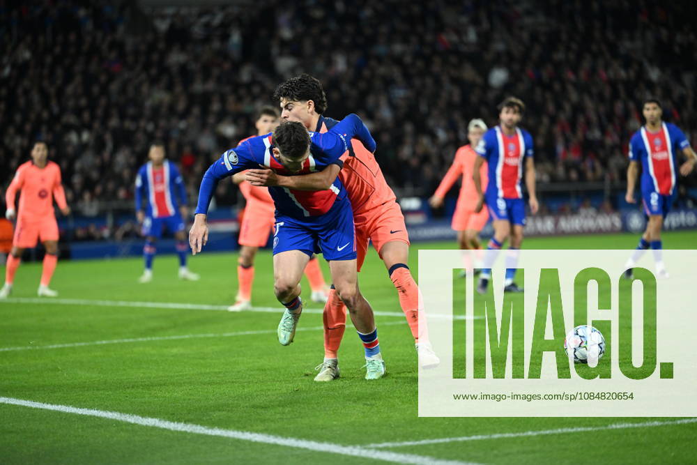 Paris Saint-Germain v Barcelona - UEFA Champions League PARIS, FRANCE - OCTOBER 20: Khvicha Kvaratskhelia (Front) of Paris Saint-Germain in action against Xavi Espart (R) of Barcelona during the UEFA Champions League 2026 27 League Phase MD3 match between Paris Saint-Germain and FC Barcelona, Barca at Parc des Princes on October 20, 2026 in Paris, France. Mustafa Yalcin Anadolu Paris France. Editorial use only. Please get in touch for any other usage.