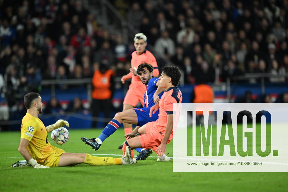 Paris Saint-Germain v Barcelona - UEFA Champions League PARIS, FRANCE - OCTOBER 20: Ferran Torres (C) of Paris Saint-Germain in action against Xavi Espart (R) of Barcelona during the UEFA Champions League 2026 27 League Phase MD3 match between Paris Saint-Germain and FC Barcelona, Barca at Parc des Princes on October 20, 2026 in Paris, France. Mustafa Yalcin Anadolu Paris France. Editorial use only. Please get in touch for any other usage.