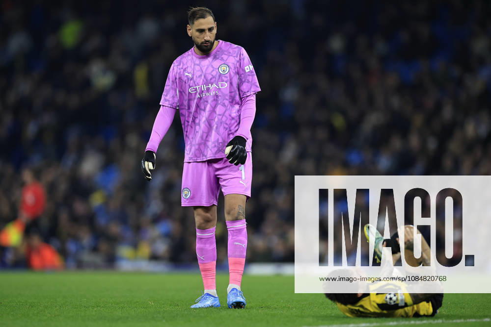 Manchester City v AEK Athens, Champions League Gianluigi Donnarumma (1) of Manchester City looks at Lazaros Rota (12) of AEK Athens as he lies injured during the Champions League match between Manchester City and AEK Athens at the Etihad Stadium, Manchester, UK on 20 October 2026. Manchester Etihad Stadium Manchester UK Editorial use only ,
