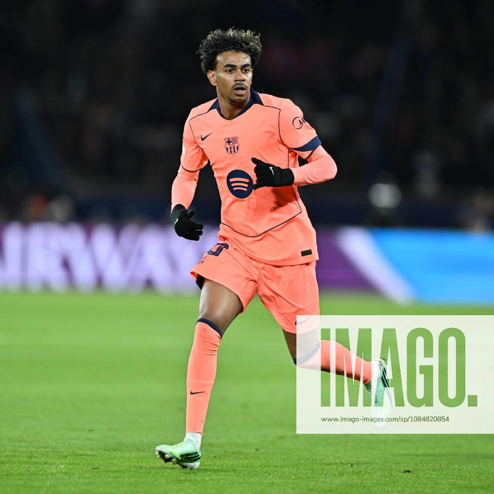 Paris Saint-Germain v Barcelona - UEFA Champions League PARIS, FRANCE - OCTOBER 20: Lamine Yamal of Barcelona in action during the UEFA Champions League 2026 27 League Phase MD3 match between Paris Saint-Germain and FC Barcelona, Barca at Parc des Princes on October 20, 2026 in Paris, France. Mustafa Yalcin Anadolu Paris France. Editorial use only. Please get in touch for any other usage.