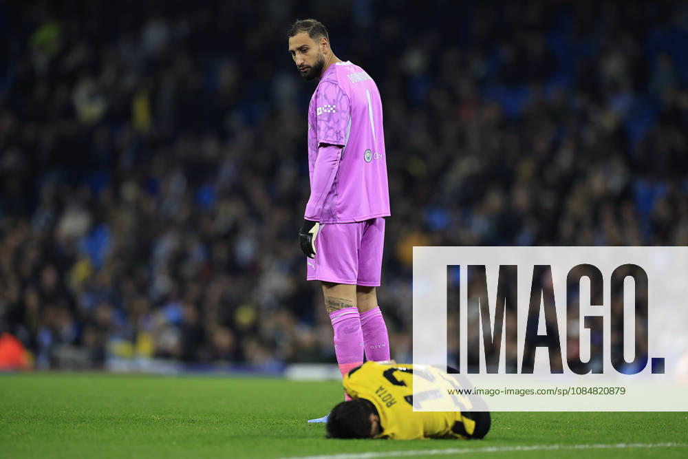 Manchester City v AEK Athens, Champions League Gianluigi Donnarumma (1) of Manchester City looks at Lazaros Rota (12) of AEK Athens as he lies injured during the Champions League match between Manchester City and AEK Athens at the Etihad Stadium, Manchester, UK on 20 October 2026. Manchester Etihad Stadium Manchester UK Editorial use only ,