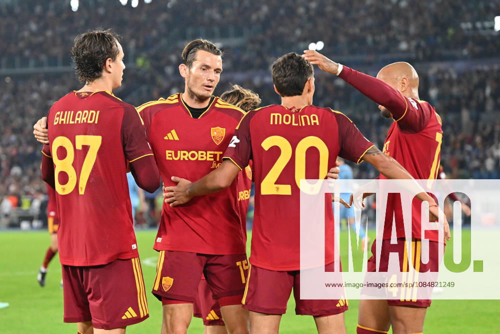 AS Roma v Slovan Bratislava - UEFA Champions League ROME, ITALY - OCTOBER 20 : Nahuer Molina (20) of AS Roma celebrates with is team mates after scoring a goal during the Champions League match between AS Roma and Slovan Bratislava at Stadio Olimpico on October 20, 2026 in Rome, Italy. Claudio Pasquazi Anadolu Rome Italy. Editorial use only. Please get in touch for any other usage.