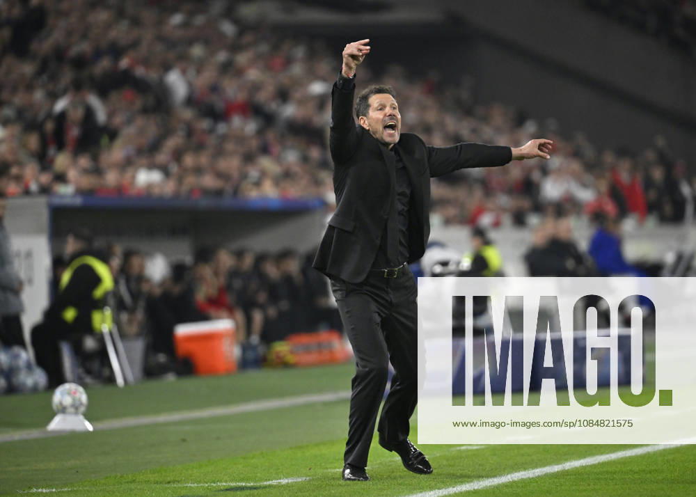 Trainer Coach Diego Simeone Atletico de Madrid am Spielfeldrand Gestik Geste Champions League VfB Stuttgart vs Atletico Madrid 20.10.2026 DFL REGULATIONS PROHIBIT ANY USE OF PHOTOGRAPHS AS IMAGE SEQUENCES AND OR QUASI-VIDEO Champions League VfB Stuttgart vs Atletico Madrid