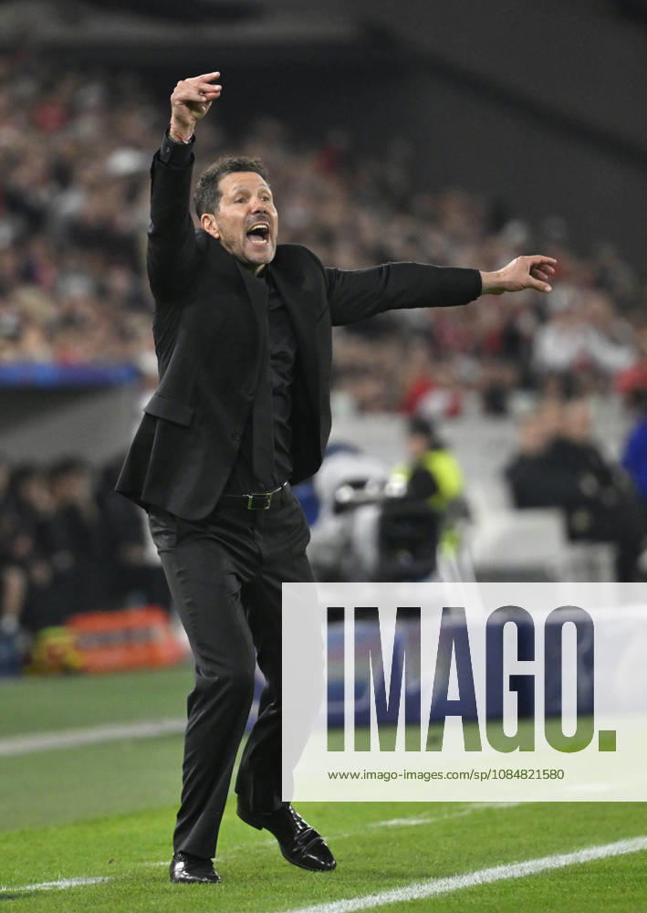 Trainer Coach Diego Simeone Atletico de Madrid am Spielfeldrand Gestik Geste Champions League VfB Stuttgart vs Atletico Madrid 20.10.2026 DFL REGULATIONS PROHIBIT ANY USE OF PHOTOGRAPHS AS IMAGE SEQUENCES AND OR QUASI-VIDEO Champions League VfB Stuttgart vs Atletico Madrid