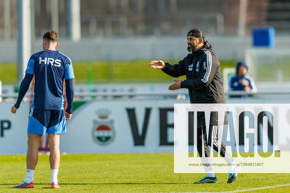 Trainer Miron Muslic (FC Schalke 04) gestikuliert, Gestik bei dem Training vom FC Schalke 04 auf dem Trainingsgelaende Schalke 04 am 20. Oktober 2026 in Gelsenkirchen. (Foto von Mario Hommes DeFodi Images) Trainer Miron Muslic (FC Schalke 04) gestures during the practice of FC Schalke 04 at Trainingsgelaende Schalke 04 on 20. October 2026 in Gelsenkirchen. (Photo by Mario Hommes DeFodi Images) (Photo by Mario Hommes DeFodi Images) -