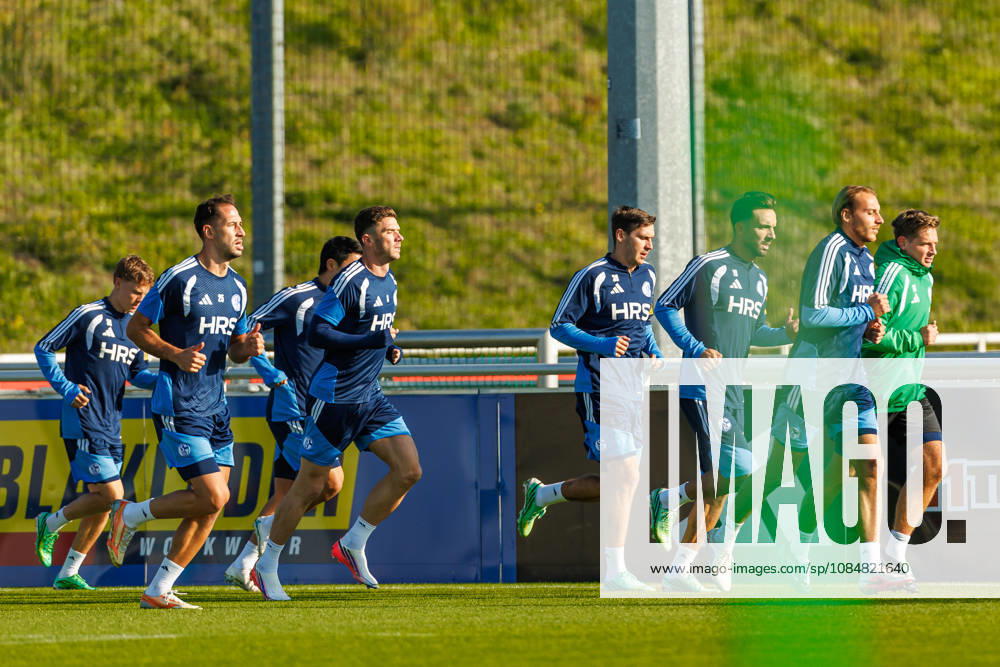 Nikola Katic (FC Schalke 04), Robin Gosens (FC Schalke 04), Kenan Karaman (FC Schalke 04), Timo Becker (FC Schalke 04) beim aufwaermen bei dem Training vom FC Schalke 04 auf dem Trainingsgelaende Schalke 04 am 20. Oktober 2026 in Gelsenkirchen. (Foto von Mario Hommes DeFodi Images) Nikola Katic (FC Schalke 04), Robin Gosens (FC Schalke 04), Kenan Karaman (FC Schalke 04), Timo Becker (FC Schalke 04) warms up during the practice of FC Schalke 04 at Trainingsgelaende Schalke 04 on 20. October 2026 in Gelsenkirchen. (Photo by Mario Hommes DeFodi Images) (Photo by Mario Hommes DeFodi Images) -