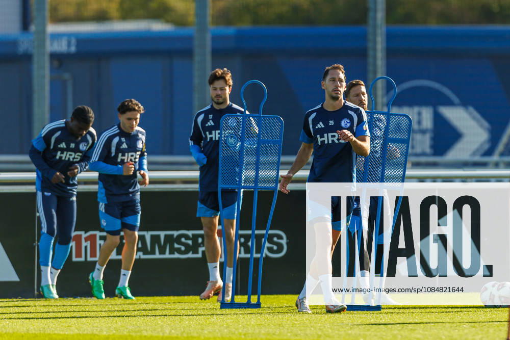 Nikola Katic (FC Schalke 04) schaut bei dem Training vom FC Schalke 04 auf dem Trainingsgelaende Schalke 04 am 20. Oktober 2026 in Gelsenkirchen. (Foto von Mario Hommes DeFodi Images) Nikola Katic (FC Schalke 04) looks on during the practice of FC Schalke 04 at Trainingsgelaende Schalke 04 on 20. October 2026 in Gelsenkirchen. (Photo by Mario Hommes DeFodi Images) (Photo by Mario Hommes DeFodi Images) -