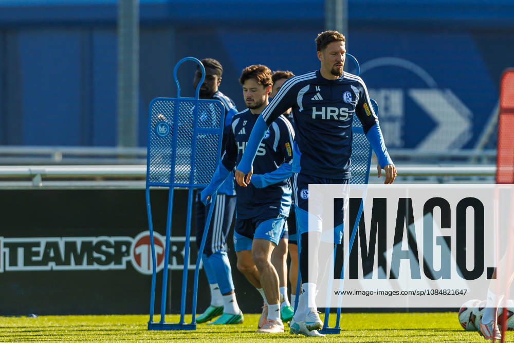 Janik Bachmann (FC Schalke 04) schaut bei dem Training vom FC Schalke 04 auf dem Trainingsgelaende Schalke 04 am 20. Oktober 2026 in Gelsenkirchen. (Foto von Mario Hommes DeFodi Images) Janik Bachmann (FC Schalke 04) looks on during the practice of FC Schalke 04 at Trainingsgelaende Schalke 04 on 20. October 2026 in Gelsenkirchen. (Photo by Mario Hommes DeFodi Images) (Photo by Mario Hommes DeFodi Images) -