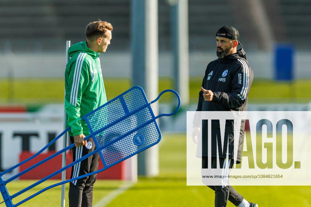 Co-Trainer Eddie Lattimore (FC Schalke 04) und Trainer Miron Muslic (FC Schalke 04) spricht mit bei dem Training vom FC Schalke 04 auf dem Trainingsgelaende Schalke 04 am 20. Oktober 2026 in Gelsenkirchen. (Foto von Mario Hommes DeFodi Images) Co-Trainer Eddie Lattimore (FC Schalke 04) und Trainer Miron Muslic (FC Schalke 04) speaks with during the practice of FC Schalke 04 at Trainingsgelaende Schalke 04 on 20. October 2026 in Gelsenkirchen. (Photo by Mario Hommes DeFodi Images) (Photo by Mario Hommes DeFodi Images) -