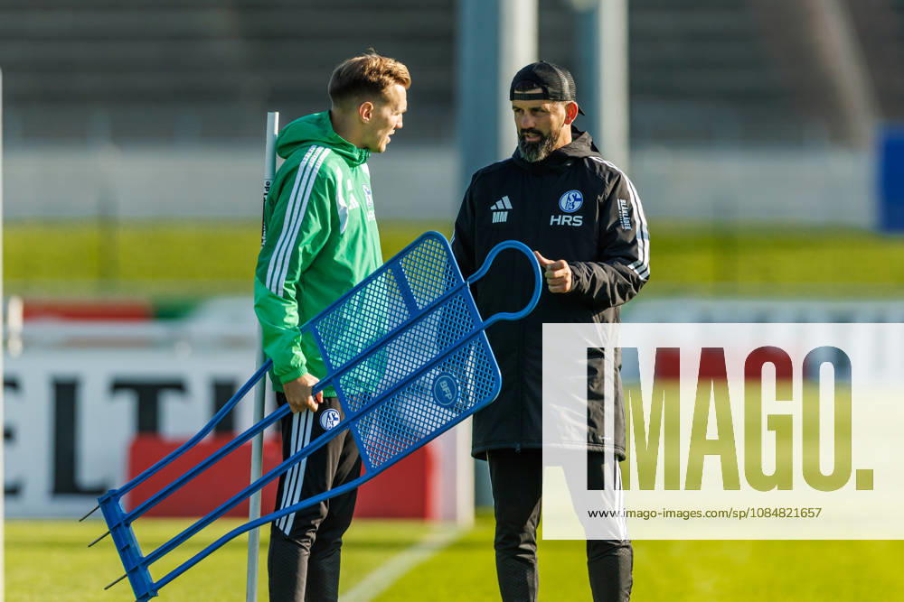 Co-Trainer Eddie Lattimore (FC Schalke 04) und Trainer Miron Muslic (FC Schalke 04) spricht mit bei dem Training vom FC Schalke 04 auf dem Trainingsgelaende Schalke 04 am 20. Oktober 2026 in Gelsenkirchen. (Foto von Mario Hommes DeFodi Images) Co-Trainer Eddie Lattimore (FC Schalke 04) und Trainer Miron Muslic (FC Schalke 04) speaks with during the practice of FC Schalke 04 at Trainingsgelaende Schalke 04 on 20. October 2026 in Gelsenkirchen. (Photo by Mario Hommes DeFodi Images) (Photo by Mario Hommes DeFodi Images) -