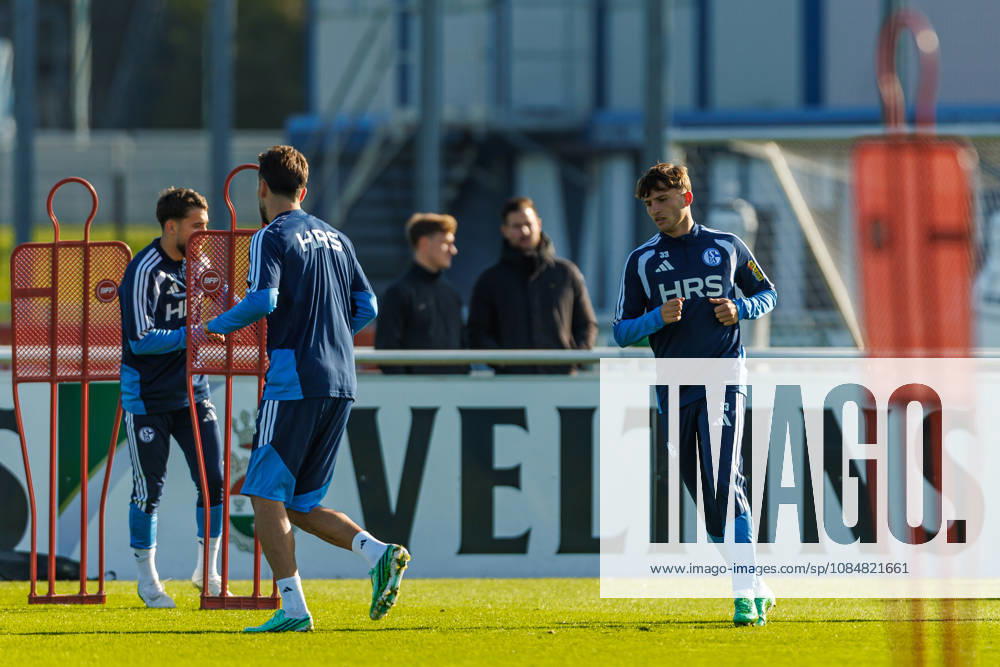 Vitalie Becker (FC Schalke 04) schaut bei dem Training vom FC Schalke 04 auf dem Trainingsgelaende Schalke 04 am 20. Oktober 2026 in Gelsenkirchen. (Foto von Mario Hommes DeFodi Images) Vitalie Becker (FC Schalke 04) looks on during the practice of FC Schalke 04 at Trainingsgelaende Schalke 04 on 20. October 2026 in Gelsenkirchen. (Photo by Mario Hommes DeFodi Images) (Photo by Mario Hommes DeFodi Images) -
