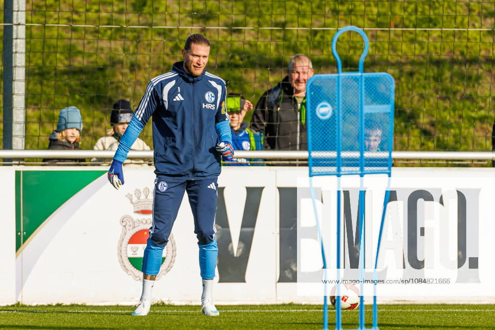 Torwart Loris Karius (FC Schalke 04) schaut bei dem Training vom FC Schalke 04 auf dem Trainingsgelaende Schalke 04 am 20. Oktober 2026 in Gelsenkirchen. (Foto von Mario Hommes DeFodi Images) Torwart Loris Karius (FC Schalke 04) looks on during the practice of FC Schalke 04 at Trainingsgelaende Schalke 04 on 20. October 2026 in Gelsenkirchen. (Photo by Mario Hommes DeFodi Images) (Photo by Mario Hommes DeFodi Images) -