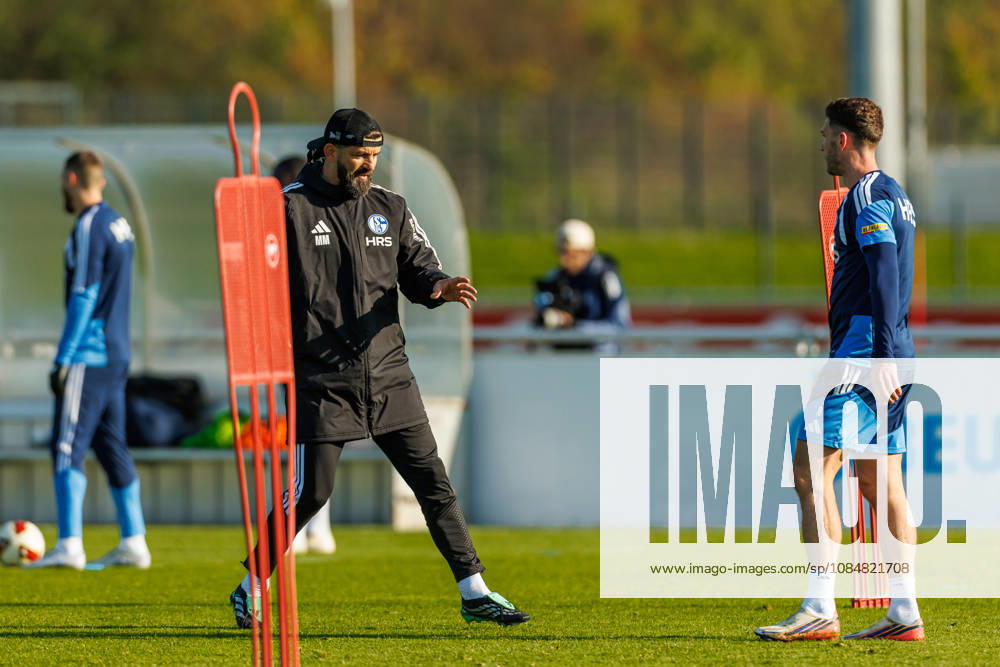 Trainer Miron Muslic (FC Schalke 04) und Robin Gosens (FC Schalke 04) diskutieren bei dem Training vom FC Schalke 04 auf dem Trainingsgelaende Schalke 04 am 20. Oktober 2026 in Gelsenkirchen. (Foto von Mario Hommes DeFodi Images) Trainer Miron Muslic (FC Schalke 04) und Robin Gosens (FC Schalke 04) discusses during the practice of FC Schalke 04 at Trainingsgelaende Schalke 04 on 20. October 2026 in Gelsenkirchen. (Photo by Mario Hommes DeFodi Images) (Photo by Mario Hommes DeFodi Images) -