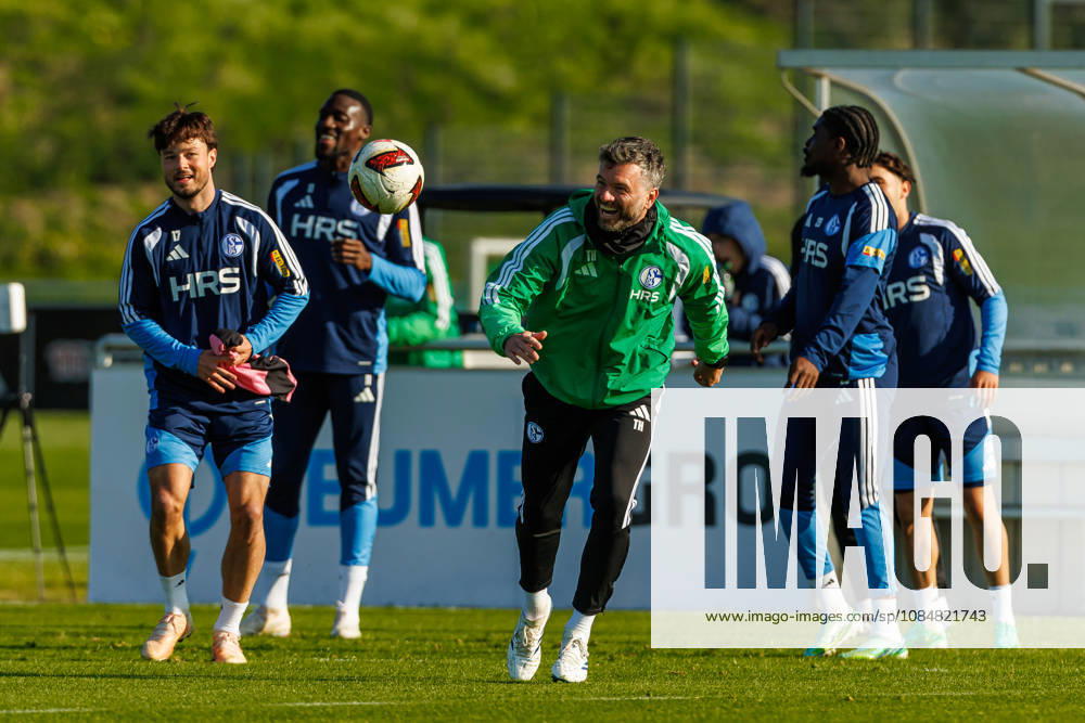 Co-Trainer Tim Hoogland (FC Schalke 04) lacht, lachen bei dem Training vom FC Schalke 04 auf dem Trainingsgelaende Schalke 04 am 20. Oktober 2026 in Gelsenkirchen. (Foto von Mario Hommes DeFodi Images) Co-Trainer Tim Hoogland (FC Schalke 04) laughs during the practice of FC Schalke 04 at Trainingsgelaende Schalke 04 on 20. October 2026 in Gelsenkirchen. (Photo by Mario Hommes DeFodi Images) (Photo by Mario Hommes DeFodi Images) -
