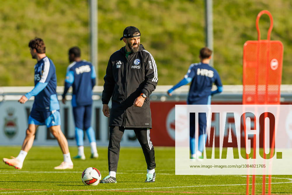 Trainer Miron Muslic (FC Schalke 04) schaut bei dem Training vom FC Schalke 04 auf dem Trainingsgelaende Schalke 04 am 20. Oktober 2026 in Gelsenkirchen. (Foto von Mario Hommes DeFodi Images) Trainer Miron Muslic (FC Schalke 04) looks on during the practice of FC Schalke 04 at Trainingsgelaende Schalke 04 on 20. October 2026 in Gelsenkirchen. (Photo by Mario Hommes DeFodi Images) (Photo by Mario Hommes DeFodi Images) -