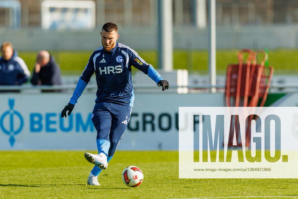 Hasan Kurucay (FC Schalke 04) in Aktion, am Ball, Einzelaktion bei dem Training vom FC Schalke 04 auf dem Trainingsgelaende Schalke 04 am 20. Oktober 2026 in Gelsenkirchen. (Foto von Mario Hommes DeFodi Images) Hasan Kurucay (FC Schalke 04) controls the ball during the practice of FC Schalke 04 at Trainingsgelaende Schalke 04 on 20. October 2026 in Gelsenkirchen. (Photo by Mario Hommes DeFodi Images) (Photo by Mario Hommes DeFodi Images) -